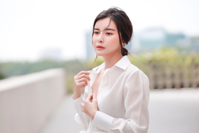  "Trong thời gian quay, tôi đã tắt điện thoại, không dùng Facebook. Kết thúc phim, những phân đoạn tâm lý nặng vẫn làm tôi căng thẳng. Lần đầu đóng xong một bộ phim, tôi trầm cảm, bị mất ngủ. Tôi phải về quê gần một tháng, không tiếp xúc với mọi người, tìm lại sự cân bằng với vườn tược, cây cối", cô kể. 