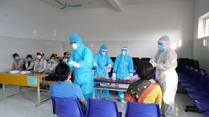 Xét nghiệm đội ngũ thi công bệnh viện dã chiến