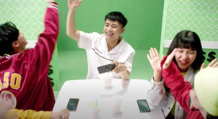 Năm mới là để vui vẻ, hãy cùng tụ tập với bạn bè và chơi Liên Quân Mobile thật sảng khoái nhé