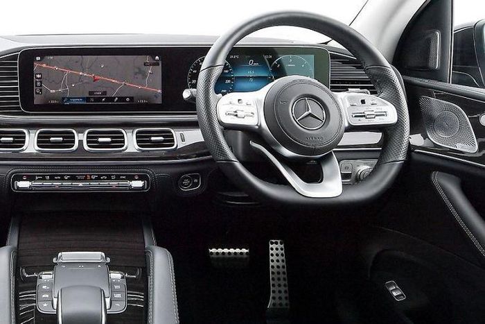 Xe được trang bị tiêu chuẩn các công nghệ như đèn Multibeam cao cấp cùng hệ thống điều hiểu Highbeam Ultra Range hay mâm xe 21 inch 5 chấu kép hiệu AMG...