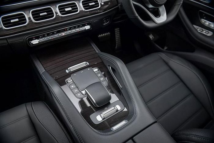 Ở phía bên ngoài, Mercedes-Benz GLS 350 d 4MATIC Premium gần như không có sự khác biệt nào về thiết kế so với các phiên bản GLS chạy xăng.