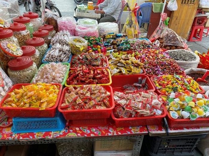 Thị trường bánh kẹo những ngày cận Tết tại TP.HCM khá ảm đạm. (Ảnh: Dân Trí)