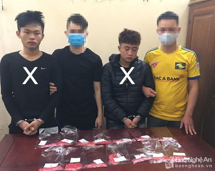 Hai đối tượng cùng tang vật bị thu giữ. Ảnh: Quỳnh Chi