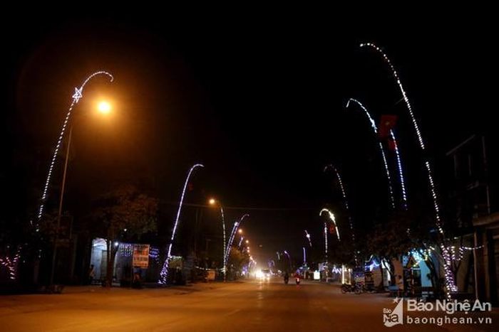 Một cung đường nêu cao vút, rực sáng trên Quốc lộ 7 đoạn qua huyện Đô Lương. Ảnh: Huy Thư
