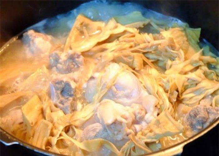Hầm chân giò đến lúc mềm thì cho măng đã xào vào.
