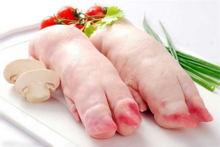 Chân giò heo là nguyên liệu không thể thiếu trong cách nấu canh chân giò măng khô.