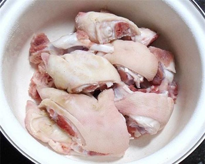 Chân giò làm sạch, chặt khúc vừa ăn và ướp với gia vị cho ngấm.