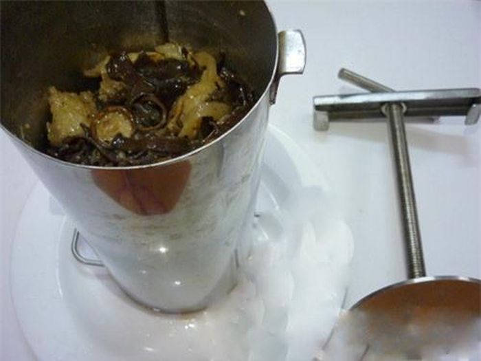 Có thể bó giò bằng lá chuối hoặc khuôn rồi nén chặt. Ảnh: Khám phá.