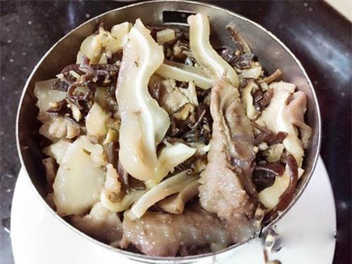Xào thịt cùng các nguyên liệu cho đến khi thịt săn lại. Ảnh: Khám phá