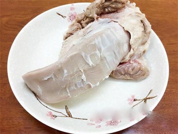 Lưỡi chần qua nước sôi rồi cạo bỏ phần trắng. Ảnh: Khám phá.