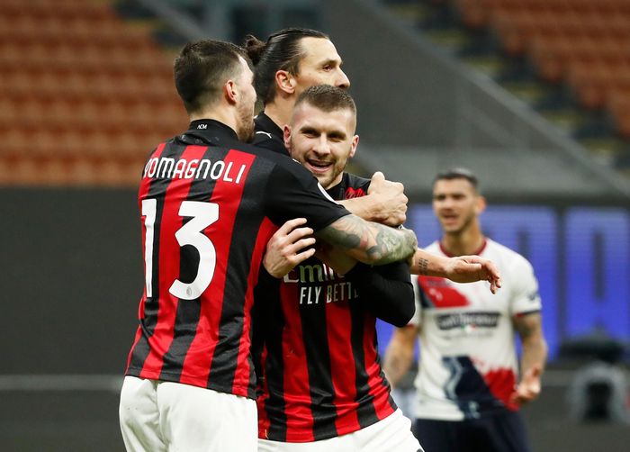 Cú đúp của Ante Rebic ở phút 69 và 70 giúp AC Milan có chiến thắng 4-0 thuyết phục trước Crotone, qua đó giữ vững ngôi đầu với 49 điểm sau 21 trận, hơn đội đứng nhì Inter Milan 2 điểm. Đội chủ sân San Siro kiểm soát bóng 49%, nhưng tung ra tới 21 cú sút với 11 lần đưa bóng đi trúng khung thành ở trận đấu này. 