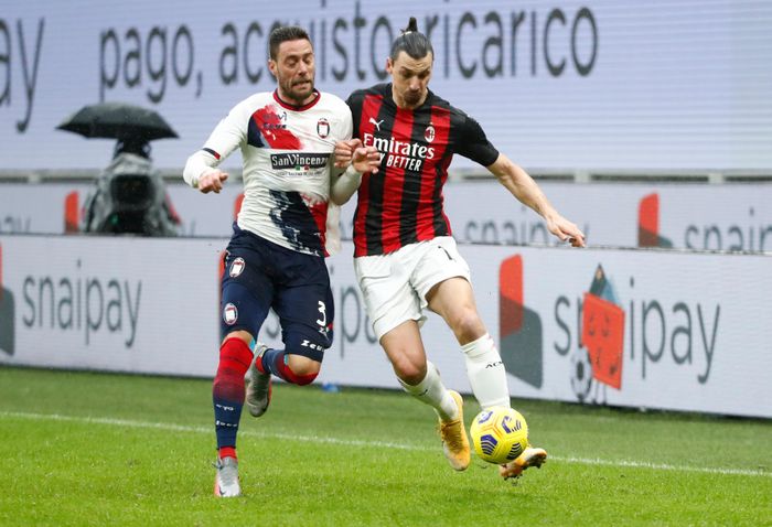  Với phong độ ấn tượng của Ibrahimovic, AC Milan đang hướng đến mục tiêu giành Scudetto đầu tiên sau 10 năm. Lần gần nhất đội bóng áo sọc đỏ đen đăng quang là mùa giải 2010/11. Năm đó, chính tiền đạo người Thụy Điển ghi 14 bàn sau 29 trận tại Serie A để giúp CLB giành chức vô địch trước khi đầu quân cho PSG. 