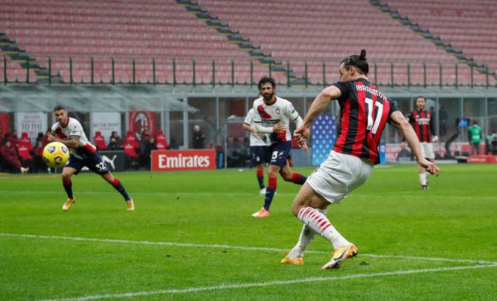  Ibrahimovic mất 30 phút để tiền tên lên bảng tỷ số với pha dứt điểm gọn gàng từ đường chọc khe của Rafael Leao. Đây là bàn thắng thứ 500 của anh ở cấp CLB. Trong số những cầu thủ còn thi đấu, chỉ Cristiano Ronaldo và Lionel Messi đạt được cột mốc này. 