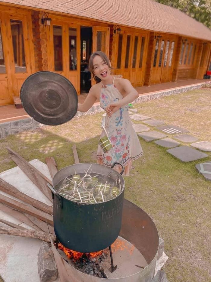 Minh Hằng cùng người thân về nhà vườn ở Đồng Nai gói bánh chưng. Đây là lần đầu nữ diễn viên học làm bánh. Nhờ dùng khuôn và được người thân hướng dẫn, Minh Hằng nhanh chóng gói được những chiếc bánh vuông vắn. Cô chia sẻ: "Năm nay ai cũng khó khăn nhưng thôi, chúng ta không chọn được tình thế thì mình hãy chọn tâm thế để dối diện. Vui vẻ, lạc quan lên cả nhà".