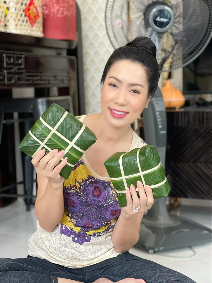 Hơn 20 năm vào TP.HCM, NSƯT Trịnh Kim Chi vẫn giữ thói quen gói bánh. Hai con gái của chị ngay từ nhỏ đã được mẹ hướng dẫn cách làm bánh chưng. Năm nay, Phó chủ tịch Hội sân khấu TP.HCM gói hơn 50 chiếc bánh cho các chị em trong gia đình và mang biếu bạn bè thân.