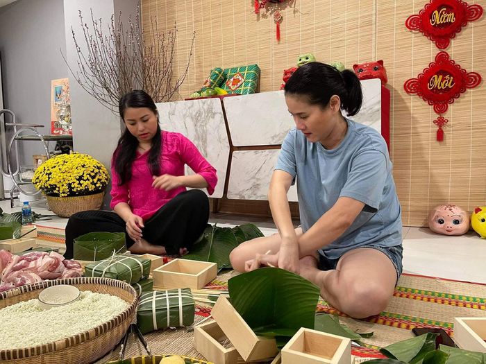  Thân Thúy Hà, Xuân Lan và Khôi Trần cùng một số người bạn thân tổ chức gói bánh. Cả ba nghệ sĩ được bạn bè hướng dẫn cách gấp lá đến làm nhân, dùng lạt buộc bánh. 