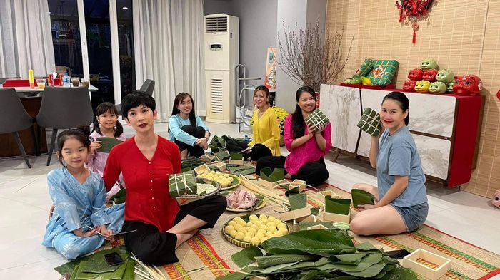  Thành quả sau một ngày chuẩn bị và thực hiện là những chiếc bánh to, được buộc chắc chắn. Thân Thúy Hà hài hước nói: "Tôi gói bánh là thật nha. Tôi không có diễn đâu. Bánh tôi gói to nhất nồi y chang chủ nhân". 