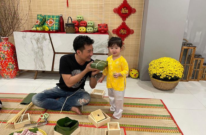  Diễn viên Khôi Trần cho biết năm nay anh ở TP.HCM đón Tết một mình. Anh cho rằng trong thời điểm dịch bệnh phức tạp "ai ở đâu nên ở đó". Anh dự định chỉ đến chúc Tết một số người bạn thân thiết. 