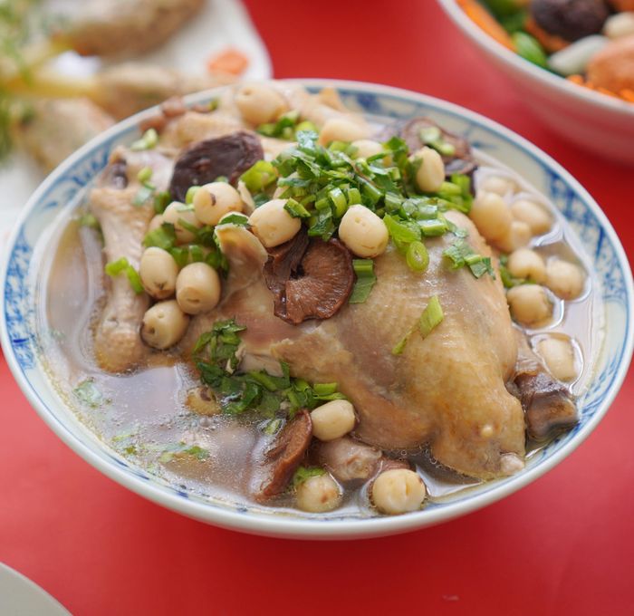 Thay vì làm gà luộc, tài khoản Mai Lap Lanh đầu tư thời gian chế biến món cốm nhồi gà hầm hạt sen. Phần nhân nhồi gồm cốm, hạt sen đã nấu 80%, tiêu, nấm hương và một ít giò sống để liên kết các nguyên liệu lại. Trước khi ăn, gà được đem hấp cách thủy hoặc cho vào nồi đất đun nhỏ lửa. Ảnh: Mai Lap Lanh.