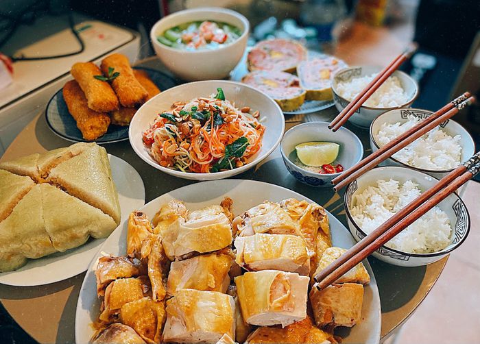  Chị Phương Vũ chia sẻ với Zing hình ảnh mâm cơm của gia đình 3 người những ngày giáp Tết. Bữa ăn giản dị bao gồm gà luộc, giò ngũ sắc, nộm su hào cà rốt, canh bí nấu tôm, bánh chưng và nem hải sản kem bơ là cách người con xa nhà tạo nên không khí Tết Việt. "Mình và chồng sống ở Pháp. Những lúc cùng nhau nấu mâm cơm thắp hương như thế này chính là lúc mình cảm nhận được hương vị Tết của quê nhà", chị nói. Ảnh: Phương Vũ. 