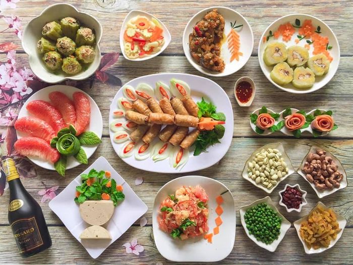  Các món ăn thường thấy trong mâm cỗ người miền Nam như chả giò, bánh tét, canh khổ qua, củ kiệu... trở nên mới lạ, độc đáo dưới bàn tay bày biện khéo léo của người nội trợ. Nếu chưa có ý tưởng cho mâm cúng tất niên, bạn đừng quên tham khảo thực đơn đẹp mắt trên đây. Ảnh: Thu Thủy. 