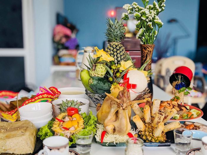  Gà luộc, bánh chưng, chả giò... là những món ngon thường xuất hiện trong bữa cơm ngày Tết của người Việt. Việc biến tấu món ăn từ cách trình bày đến hương vị khi nấu cỗ rất quan trọng, góp phần tạo thành phẩm bắt mắt, lạ miệng, chinh phục cả gia đình. Ảnh: ThuyVan Nguyen. 