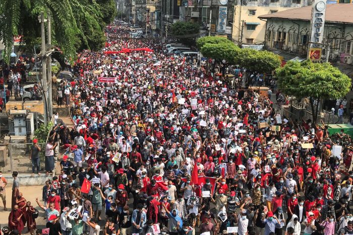  Biểu tình ở Yangon hôm 7/2. Ảnh: Reuters. 