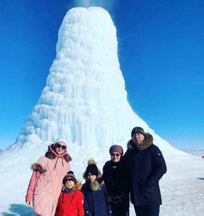 Ngọn núi lửa băng độc đáo ở Kazakhstan thu hút khách du lịch đến chiêm ngưỡng.