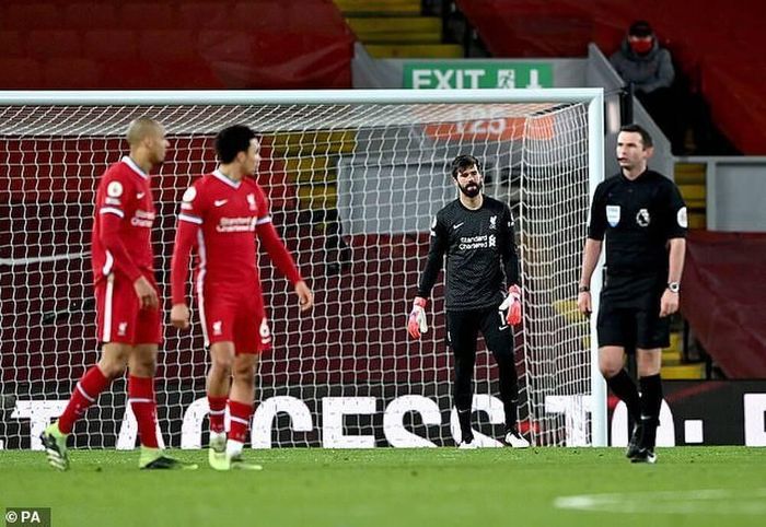 Liverpool gần như hết cơ hội bảo vệ ngai vàng Premier League.