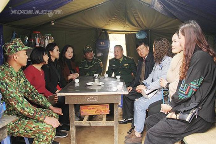Hiệp hội Doanh nghiệp tỉnh thăm và tặng quà Tết cho cán bộ, chiến sĩ Chốt phòng, dịch bệnh COVID-19 bản Đin Chí, Đồn Biên phòng Chiềng Tương