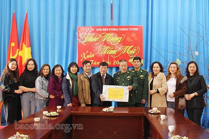 Hiệp hội Doanh nghiệp tỉnh thăm và tặng quà cán bộ, chiến sĩ Đồn Biên phòng Chiềng Tương
