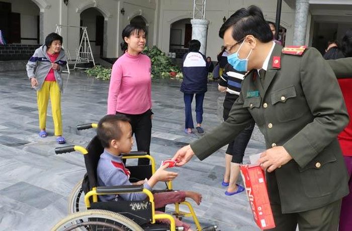 Đại tá Hồ Văn Tứ, Phó Giám đốc Công an tỉnh Nghệ An cảm thông, chia sẻ với những mảnh đời bất hạnh tại Mái ấm Thiên Tâm.