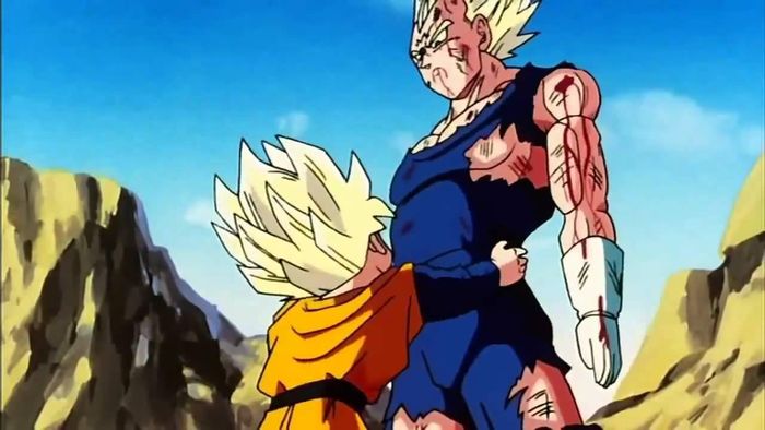4. Đứng trước sức mạnh hủy diệt của Buu, Vegeta dù đã mạnh mẽ hơn rất nhiều, anh cũng cảm thấy khó có thể tiêu diệt được tên quái vật trước mặt. Không mất nhiều thời gian để Vegeta đưa ra quyết định cuối cùng. Nhưng điều đó lại vô cùng khó khăn khi anh cũng đang đứng cạnh con trai Trunk. Trước khi hy sinh để cứu cả nhân loại, Vegeta chỉ kịp ôm con trai mình thêm một lần. Ảnh: Thedinosaurcake.