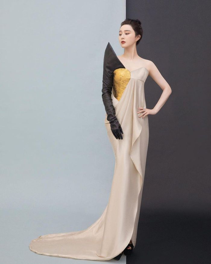 Người đẹp sinh năm 1981 khá ưa chuộng những mẫu váy liền thân dài chấm đất. Cô diện bộ cánh có thiết kế bất đối xứng phối cúp ngực. Nữ diễn viên búi cao mái tóc nhằm tôn bờ vai thon thả, nuột nà. Ảnh: @bingbing_fan.