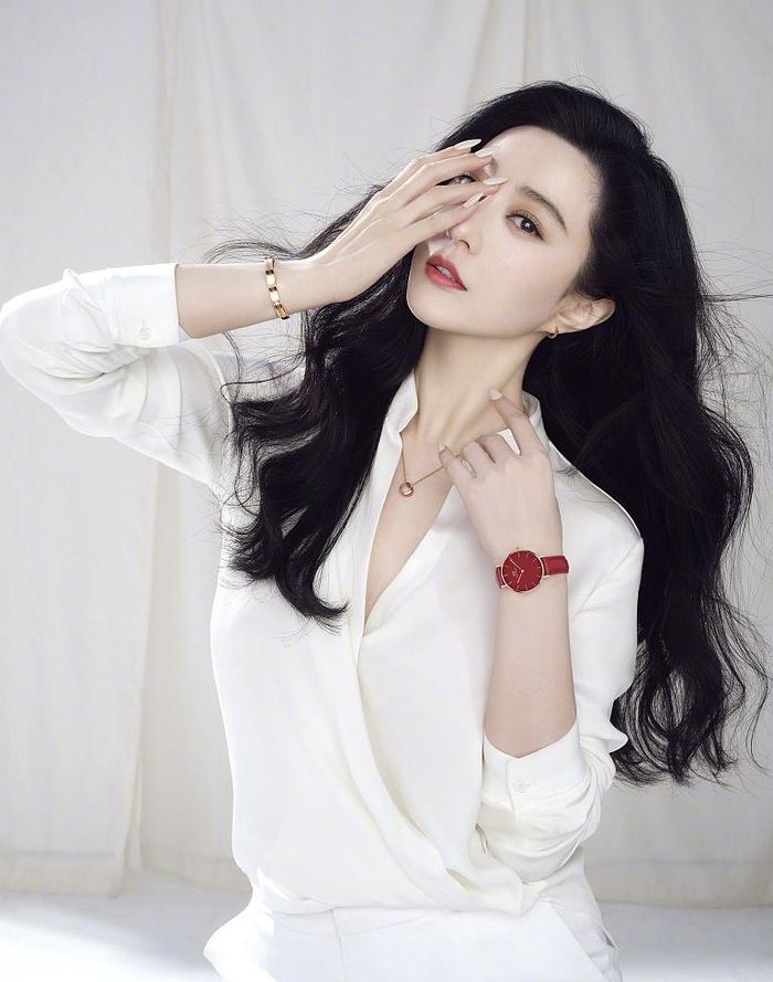 Mới đây, Phạm Băng Băng thực hiện một bộ ảnh thời trang mang phong cách tối giản. Theo thông tin từ Sohu, nữ diễn viên khoe sắc vóc quyến rũ với áo sơ mi có cổ xẻ sâu. Cô uốn xoăn tóc nhẹ nhàng, kết hợp trang điểm nhấn vào đôi môi bằng màu son đỏ. Người đẹp mix thêm một số phụ kiện như đồng hồ, trang sức giúp diện mạo thêm phần sang trọng. Ảnh: Sohu.