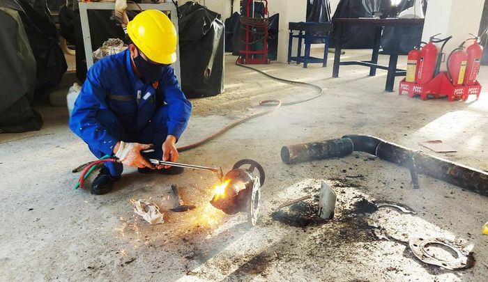 Nhân viên kỹ thuật Trung tâm HC-KT đảo Trường Sa hàn sửa thiết bị tàu cá.