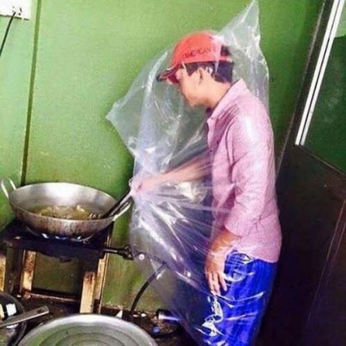 Mặc áo mưa, chùm túi ni-long hay đội mũ bảo hiểm là những màn chống mỡ bắn.