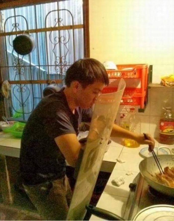 Khi có đứa bạn làm cảnh sát chống bạo động và việc mượn khiên là điều cần thiết.