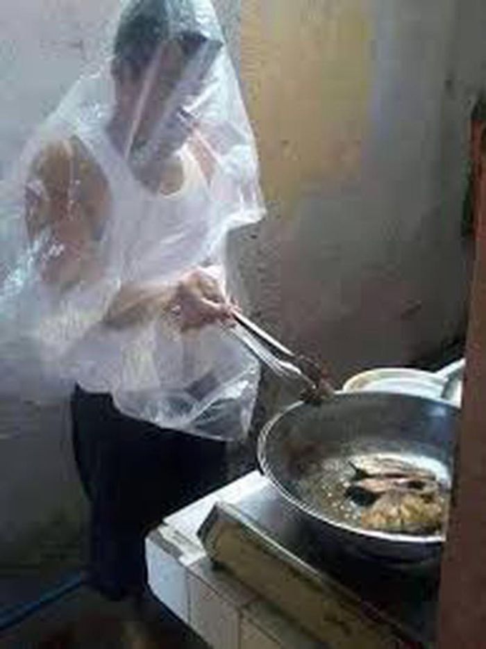 Màn mặc áo mưa rán cá là một ý tưởng không tồi cho hội chị em.