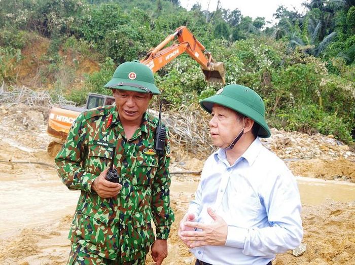  Trung tá Phan Thắng trao đổi phương án cứu nạn với Chủ tịch UBND tỉnh Thừa Thiên - Huế Phan Ngọc Thọ.
