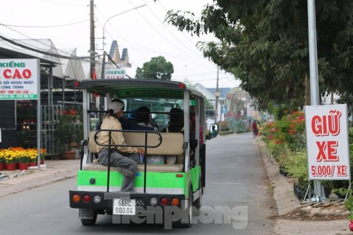và một vài du khách tham quan di chuyển bằng xe điện.