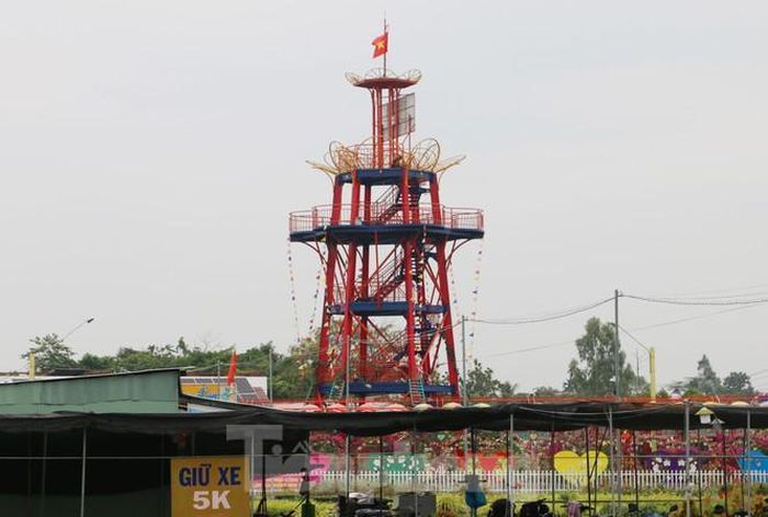 Tại đài quan sát hoa kiểng nằm ở trung tâm làng hoa, hàng năm thu hút đông du khách nhưng thời điểm này chỉ một vài người tham quan.