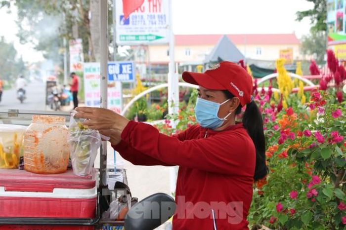 Chị Trần Thị Mộng Cầm - người dân buôn bán trái cây tại làng hoa Sa Đéc cho biết, trước khi dịch bệnh COVID - 19 bùng phát, khách đến đây rất đông, nhất là ngày cuối tuần và dịp lễ, Tết. Do đó, chị và một số tiểu thương buôn bán được, nhưng hiện nay tình trạng này ế ẩm do không có khách. Ảnh: Nhật Huy.