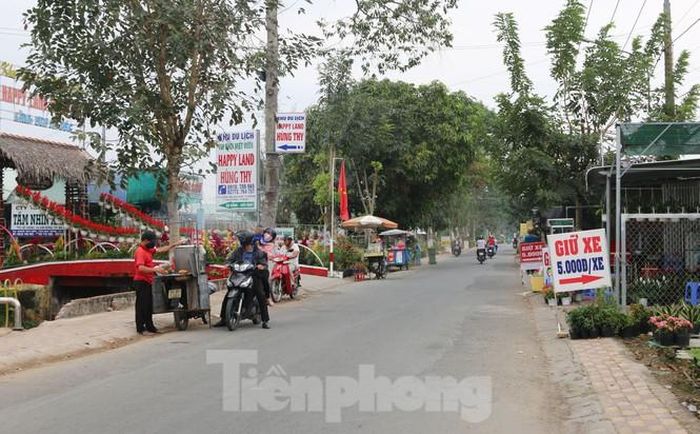 Theo người dân địa phương, mọi năm vào thời điểm này, tuyến đường vào làng hoa giao thông hay bị ùn ứ, nhưng năm nay thưa thớt. Ảnh: Nhật Huy.