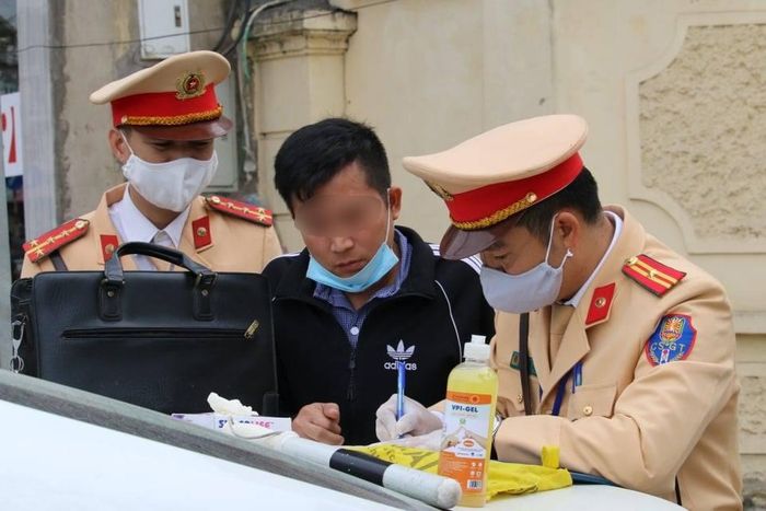 Lực lượng CSGT lập biên bản xử phạt.