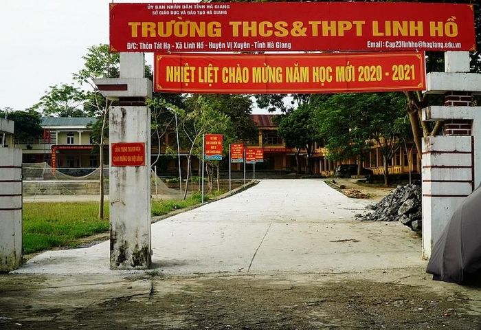 Trường học được cải tạo nhiều hạng mục như sân trường, khu thể dục thể thao của học sinh.