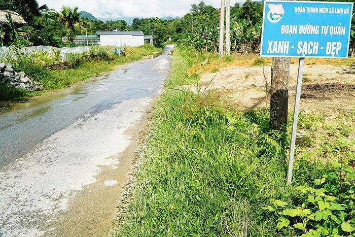 Các tuyến đường giao thông liên xã, liên thôn được trải nhựa, bê tông giúp hoạt động đời sống của bà con được thuận tiện hơn.