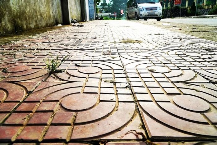 Vỉa hè ở khu trung tâm xã Linh Hồ được lát loại gạch Terrazzo làm tăng thêm diện mạo phát triển của một xã về đích nông thôn mới.