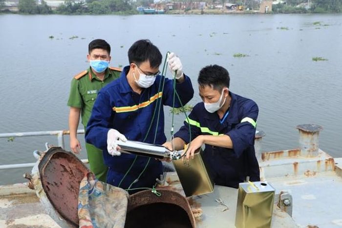 Công an lấy mẫu xăng trên phương tiện thủy các đối tượng đang vận chuyển.