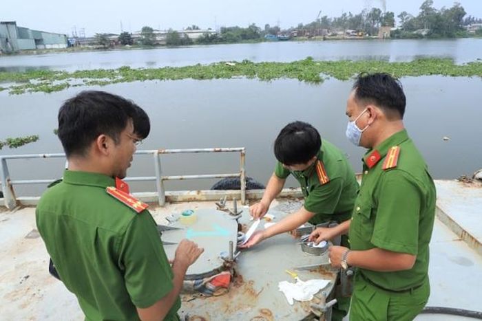 Niêm phong sà lan chở xăng kém chất lượng.